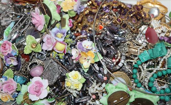 A quantity of assorted costume jewellery.